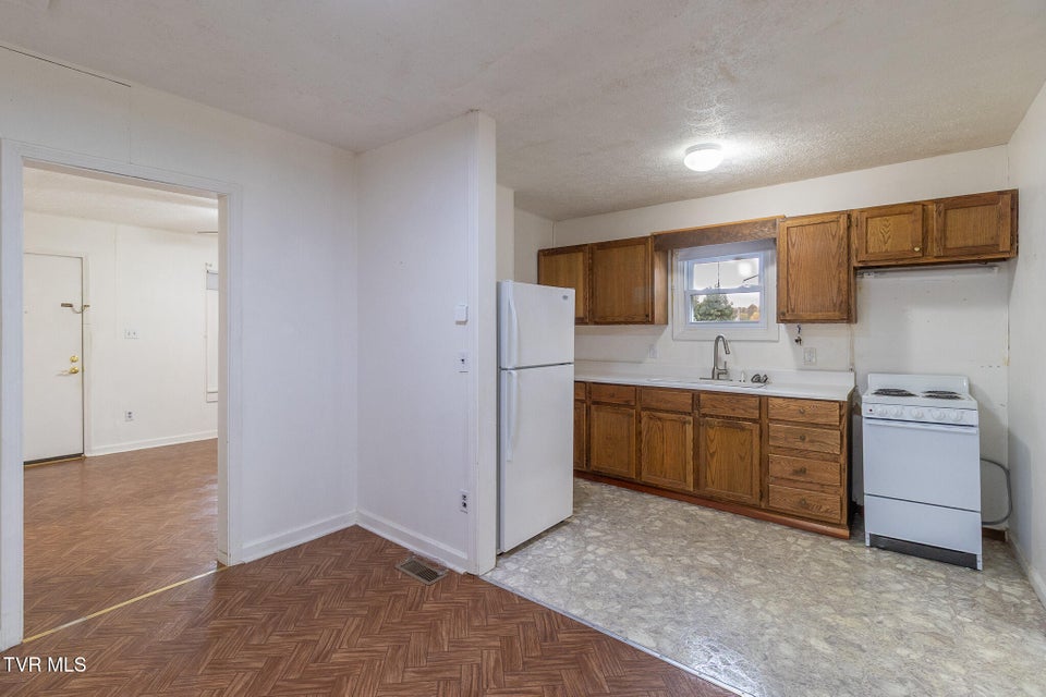 Photo #9: 325 Virgil Avenue