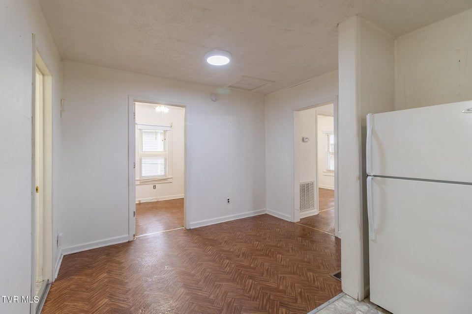 Photo #10: 325 Virgil Avenue