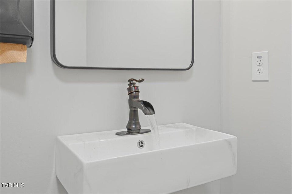 Photo #14: 214 Commerce Street