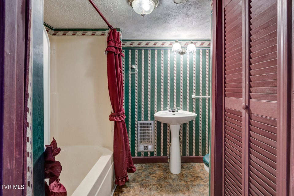 Photo #31: 135 Walnut Drive