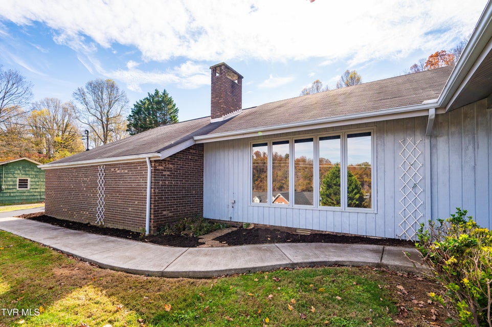 Photo #7: 3514 Lakeshore Drive