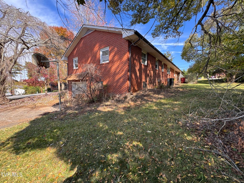 Photo #18: 505 Woodhaven Drive