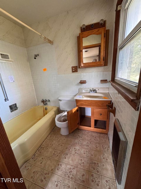 Photo #40: 505 Woodhaven Drive