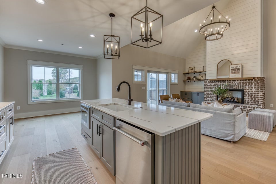 Photo #15: 417 Oliver Approach 