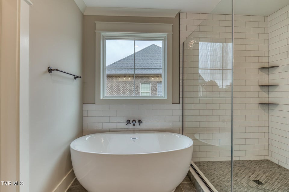 Photo #33: 417 Oliver Approach 