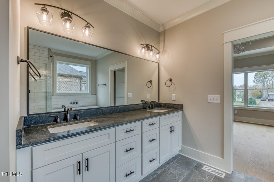 Photo #35: 417 Oliver Approach 