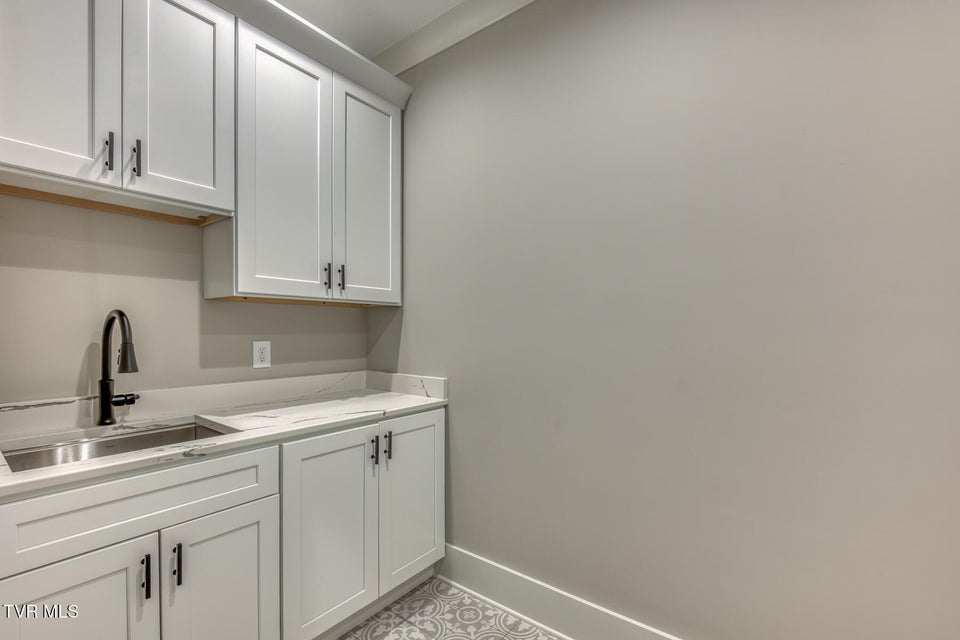 Photo #58: 417 Oliver Approach 