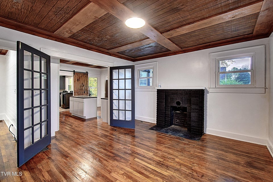 Photo #8: 612 Lynn Avenue