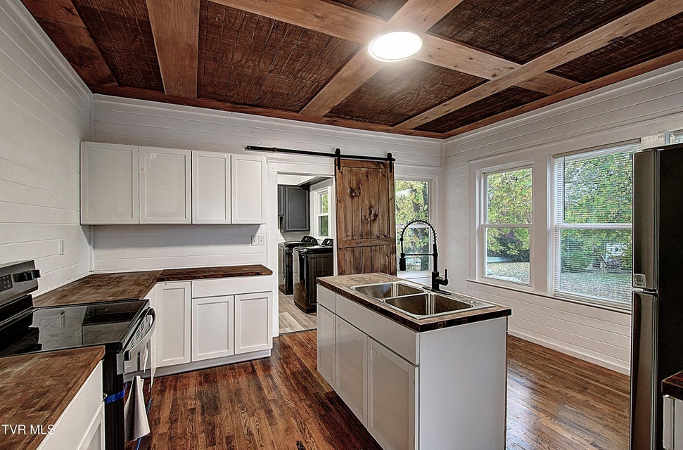 Photo #15: 612 Lynn Avenue