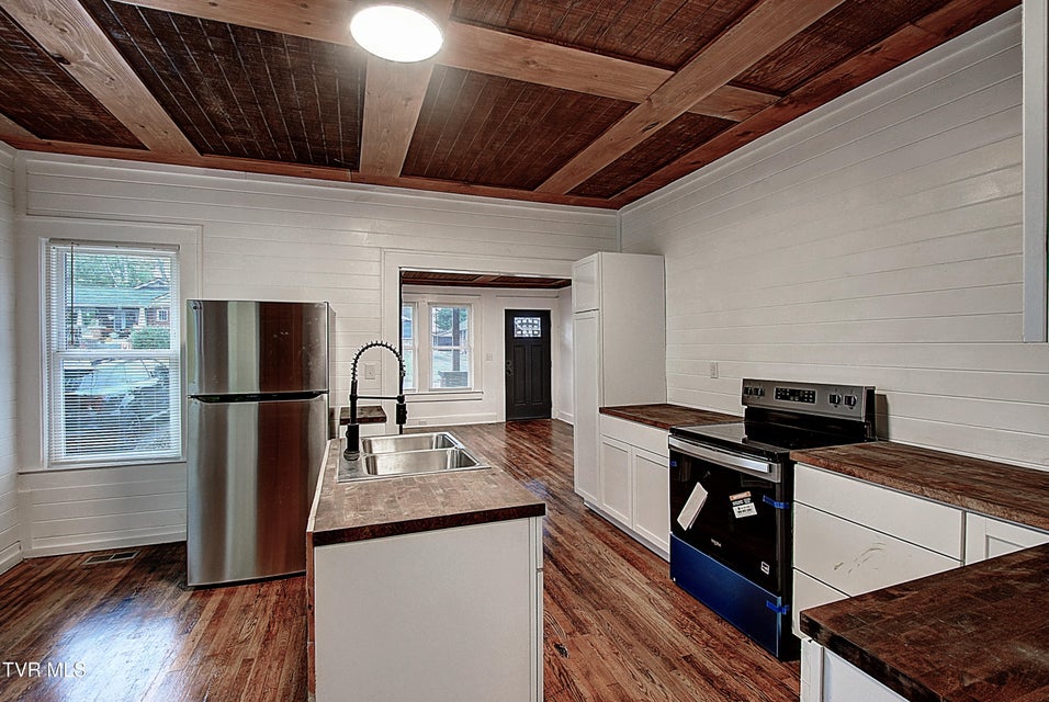 Photo #16: 612 Lynn Avenue