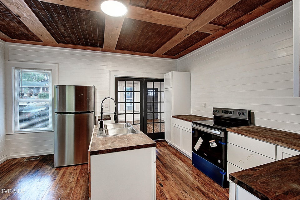 Photo #17: 612 Lynn Avenue