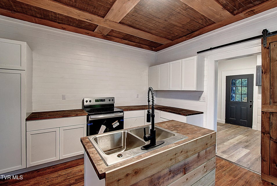 Photo #18: 612 Lynn Avenue