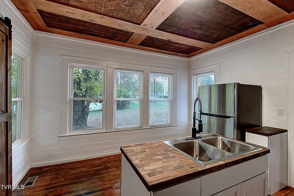 Photo #19: 612 Lynn Avenue