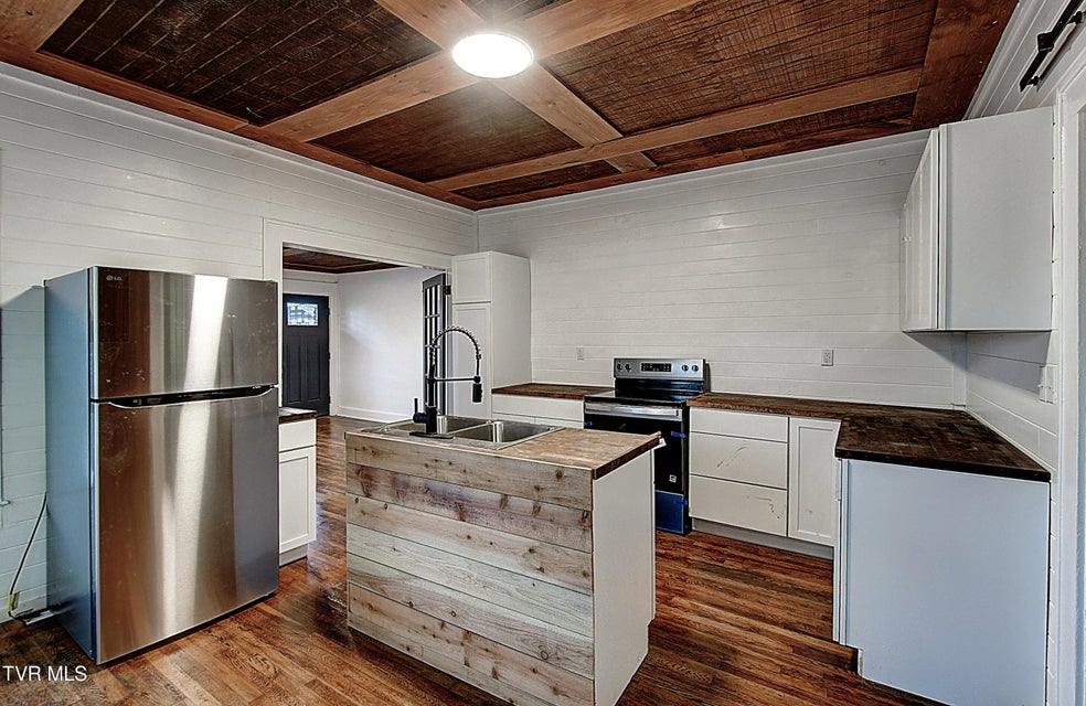 Photo #21: 612 Lynn Avenue