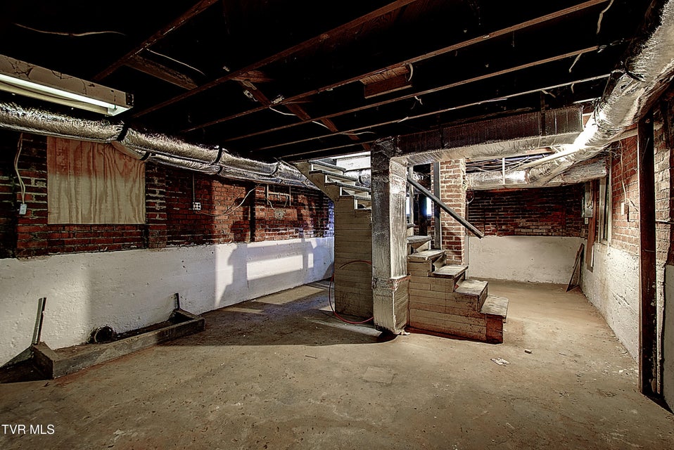 Photo #31: 612 Lynn Avenue