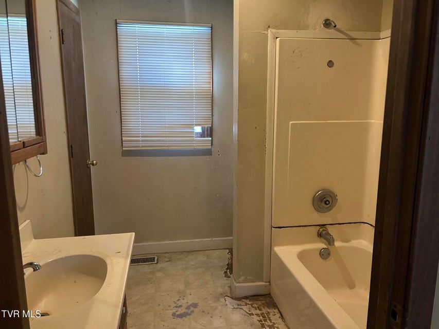 Photo #11: 2107 Watauga Avenue