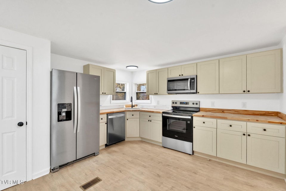 Photo #7: 447 Bayhill Drive