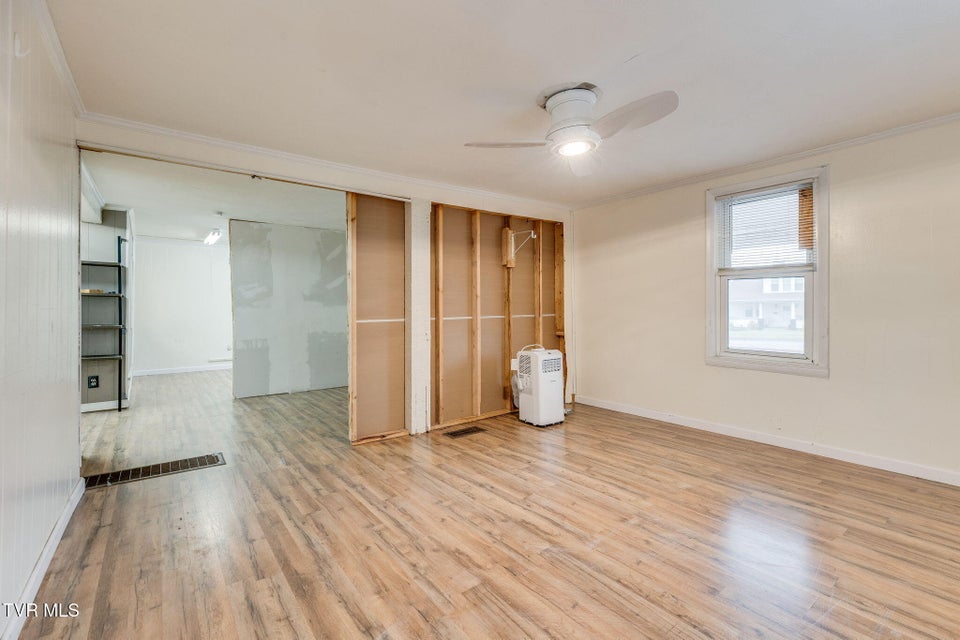 Photo #7: 1713 Edgemont Avenue