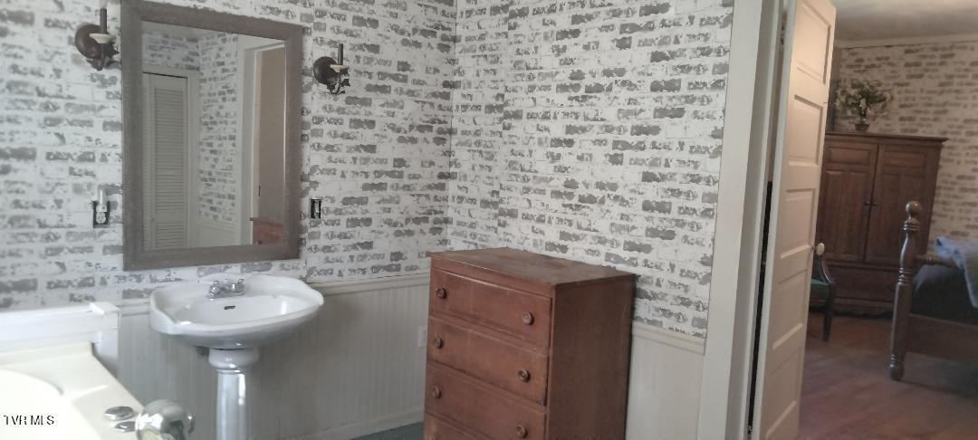 Photo #18: 208 Vines Drive