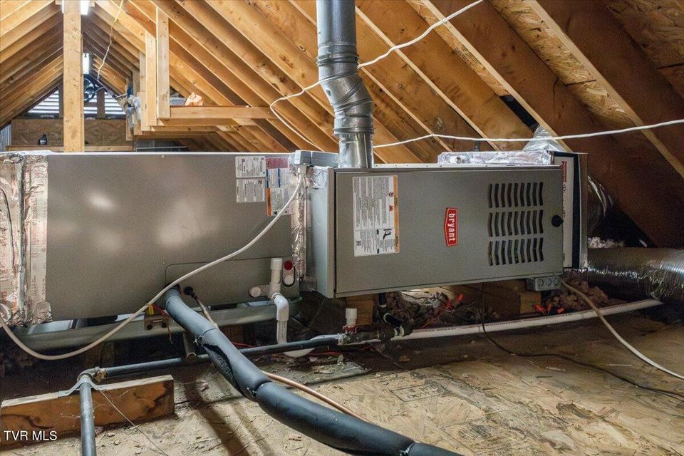 Photo #30: 1 Emerald Court