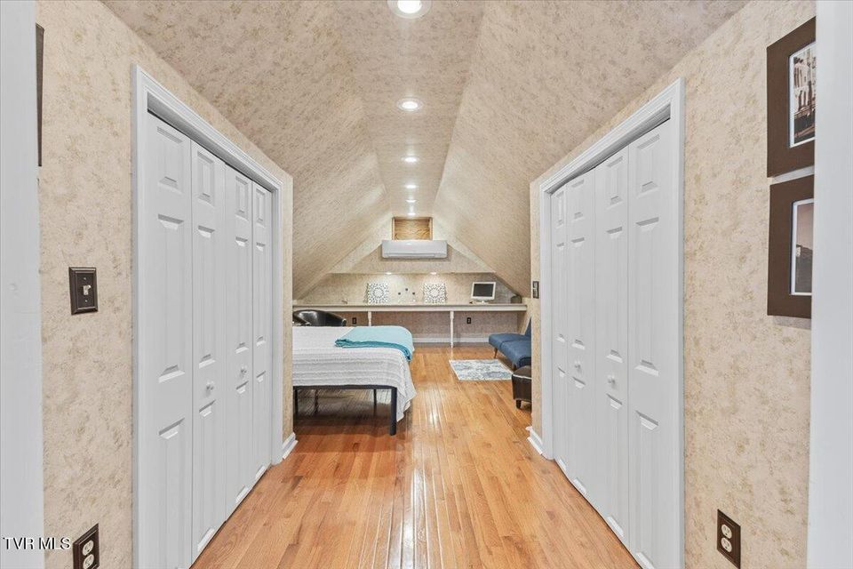 Photo #35: 1 Emerald Court