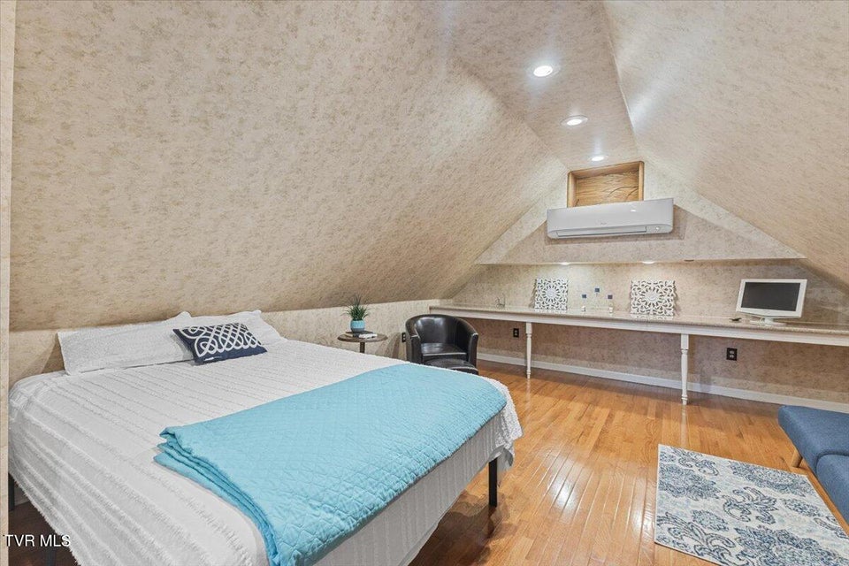 Photo #36: 1 Emerald Court