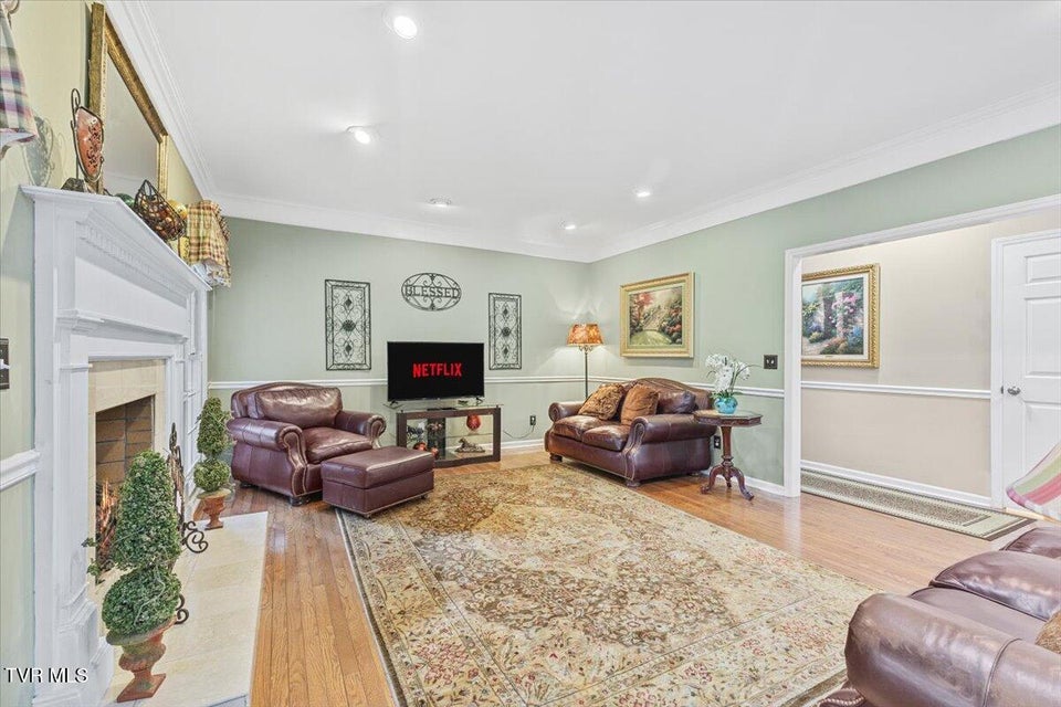 Photo #11: 1 Emerald Court