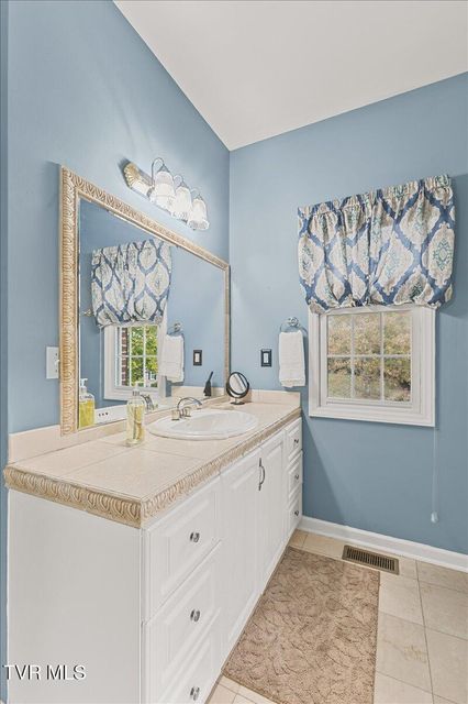 Photo #17: 1 Emerald Court