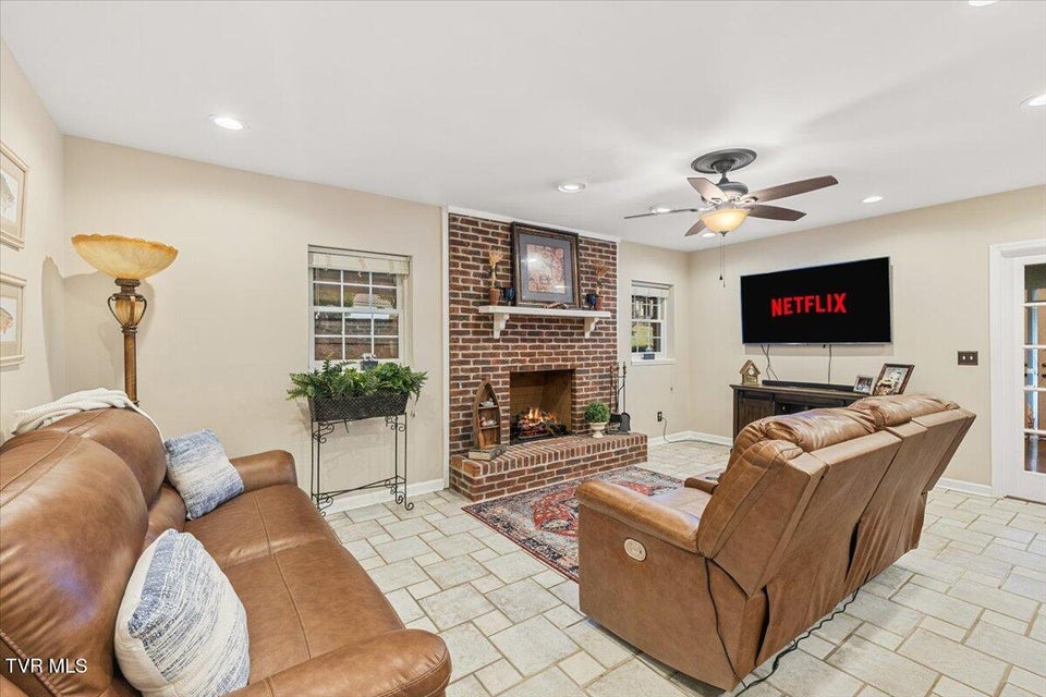 Photo #39: 1 Emerald Court