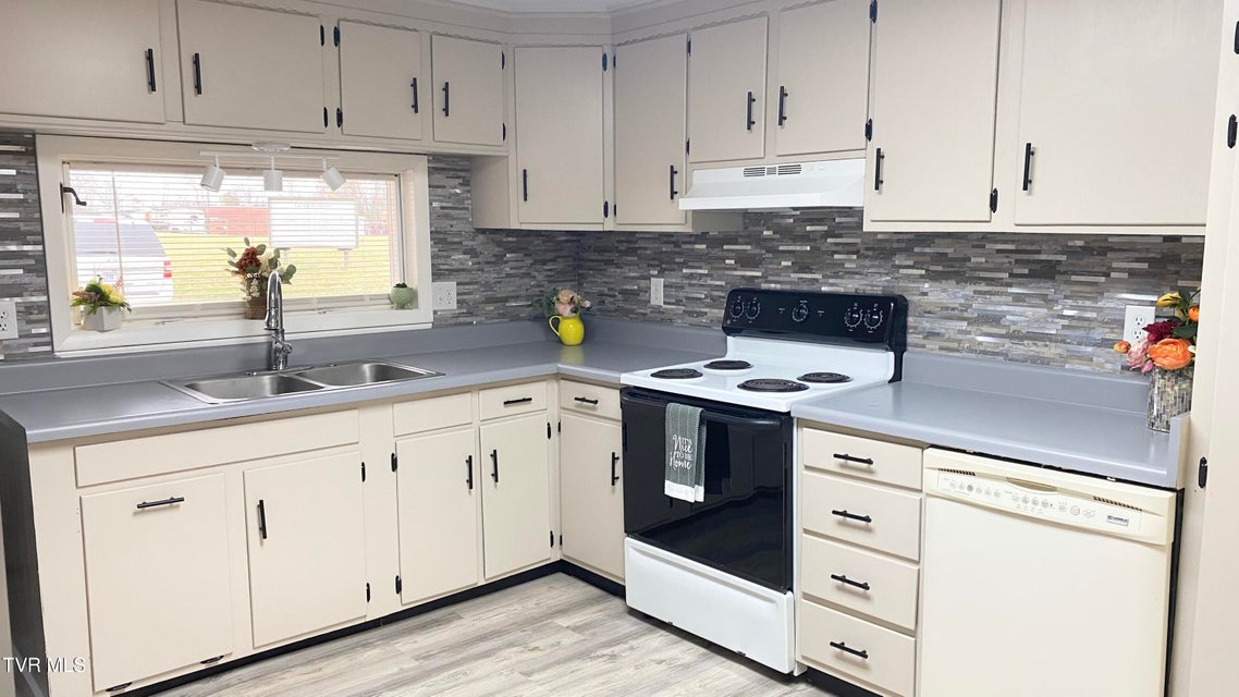 Photo #32: 207 North Street