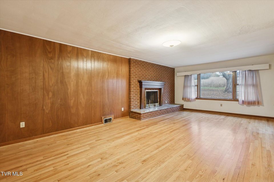 Photo #6: 82 Hurt Avenue