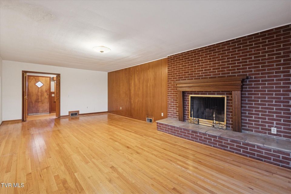 Photo #8: 82 Hurt Avenue