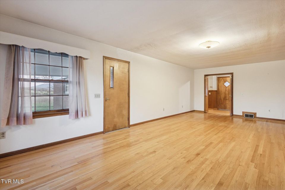 Photo #9: 82 Hurt Avenue