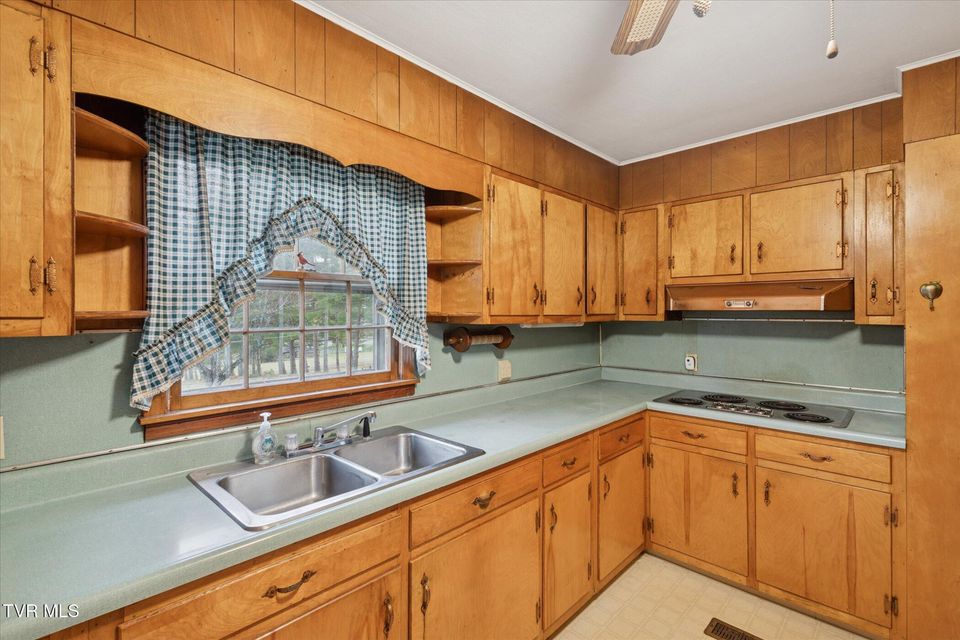 Photo #10: 82 Hurt Avenue