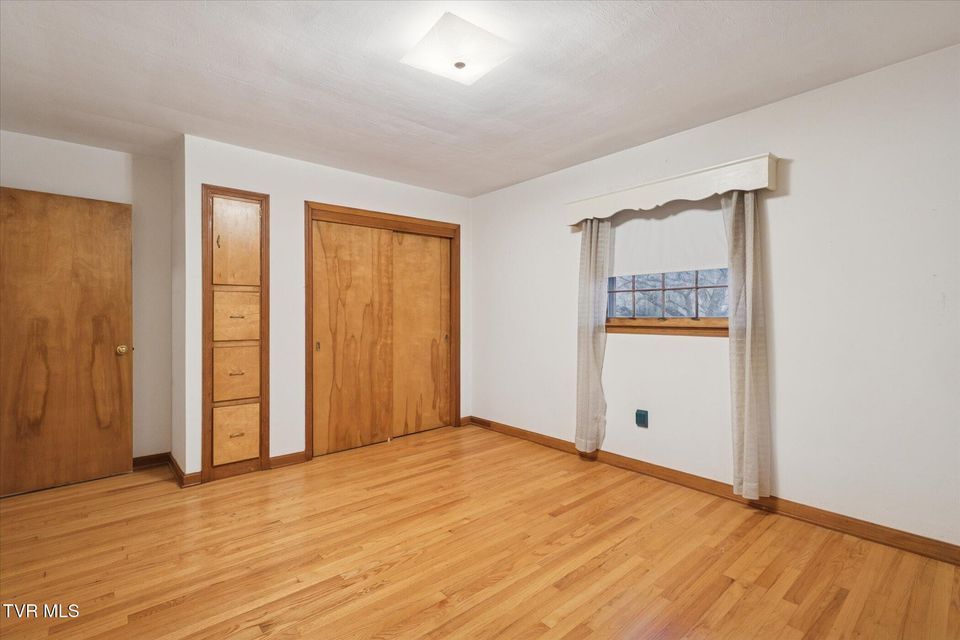 Photo #23: 82 Hurt Avenue