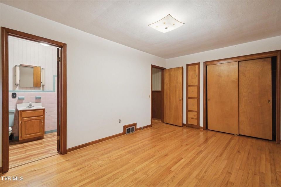 Photo #26: 82 Hurt Avenue