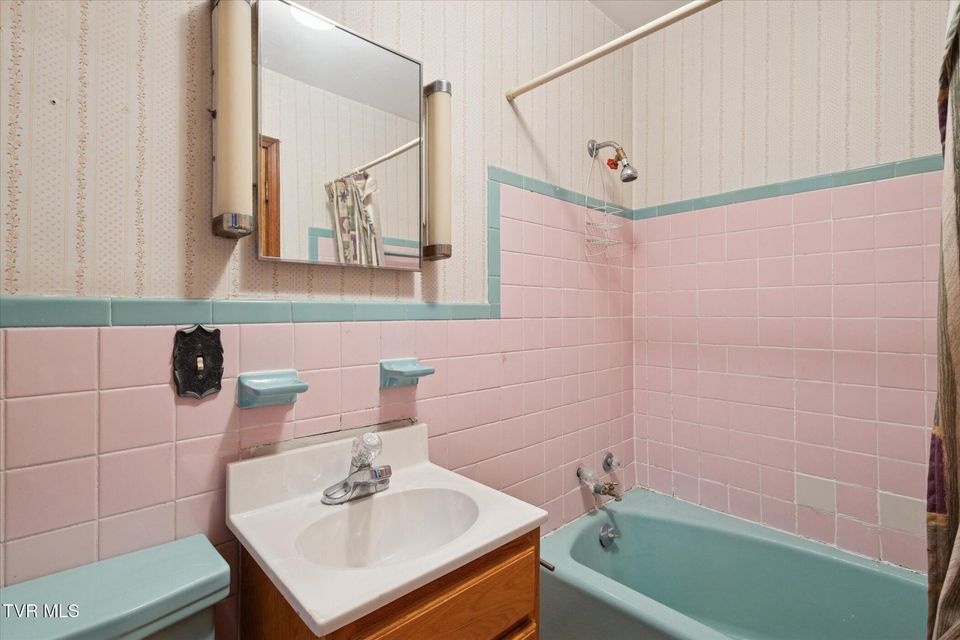 Photo #27: 82 Hurt Avenue