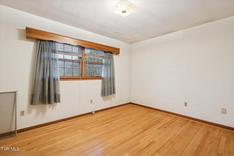 Photo #28: 82 Hurt Avenue