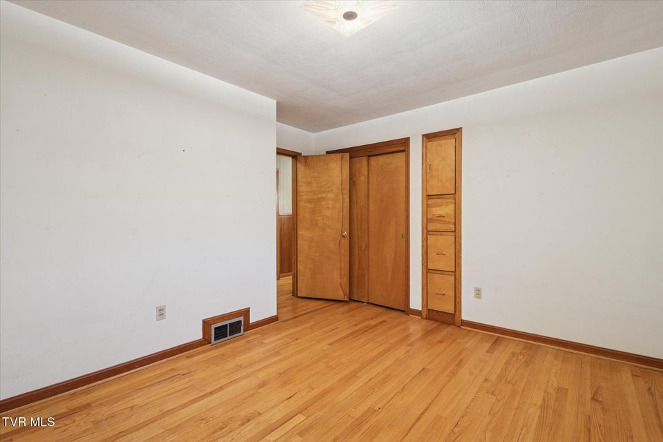 Photo #29: 82 Hurt Avenue