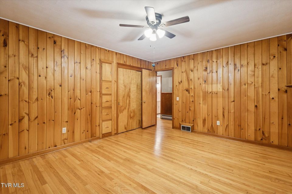 Photo #31: 82 Hurt Avenue