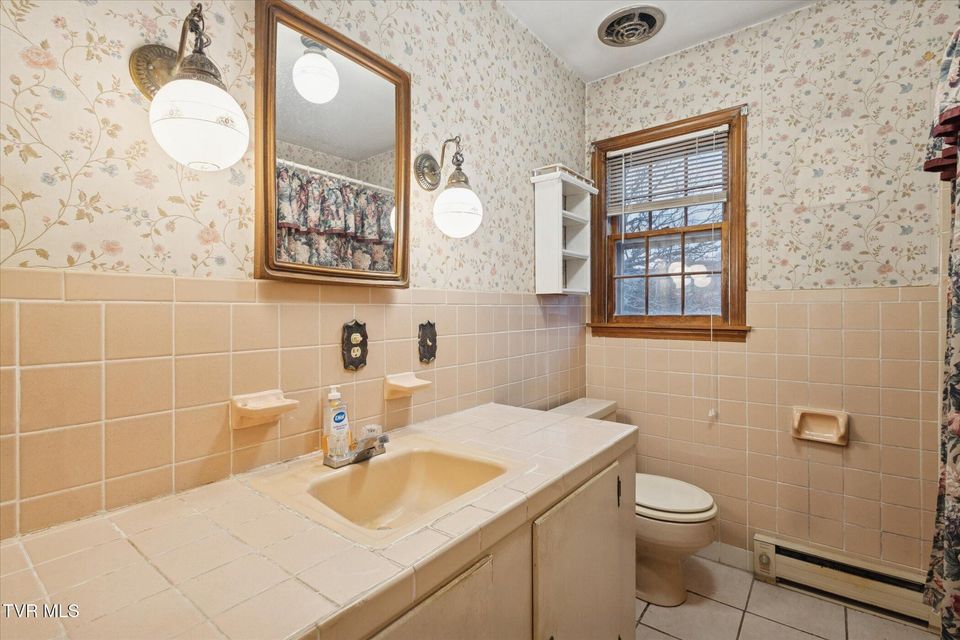 Photo #33: 82 Hurt Avenue