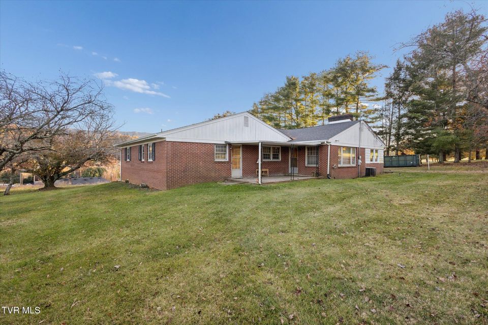 Photo #35: 82 Hurt Avenue