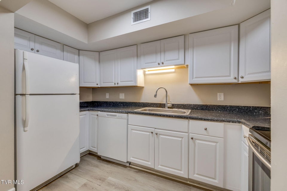 Photo #8: 115 Beechnut Street