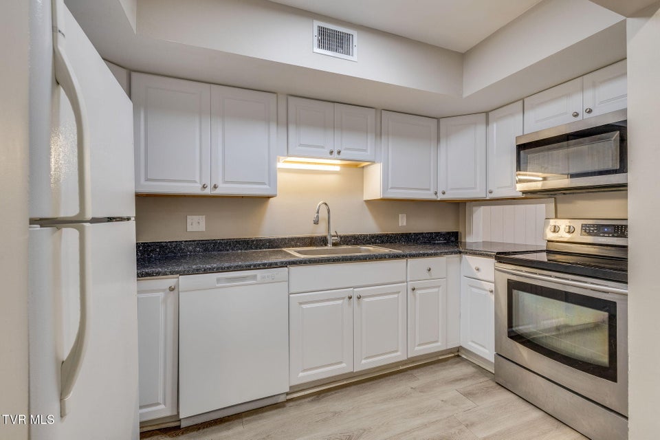 Photo #9: 115 Beechnut Street