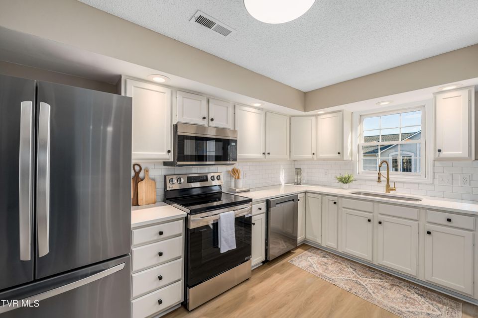 Photo #12: 125 Bentley Parc 