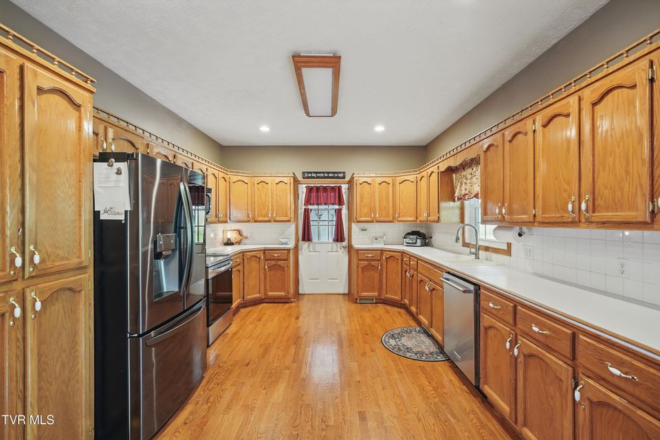 Photo #9: 4296 Bloomingdale Road