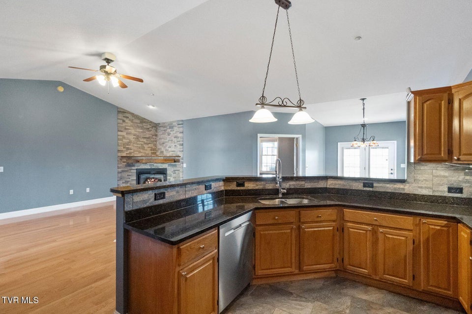 Photo #4: 207 Planters Row 