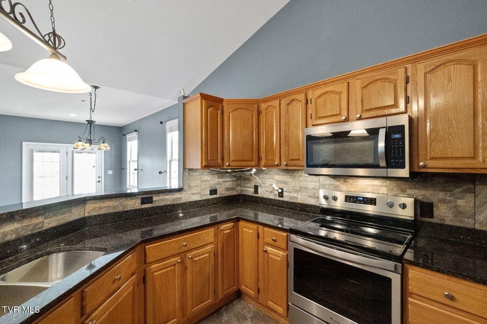 Photo #6: 207 Planters Row 