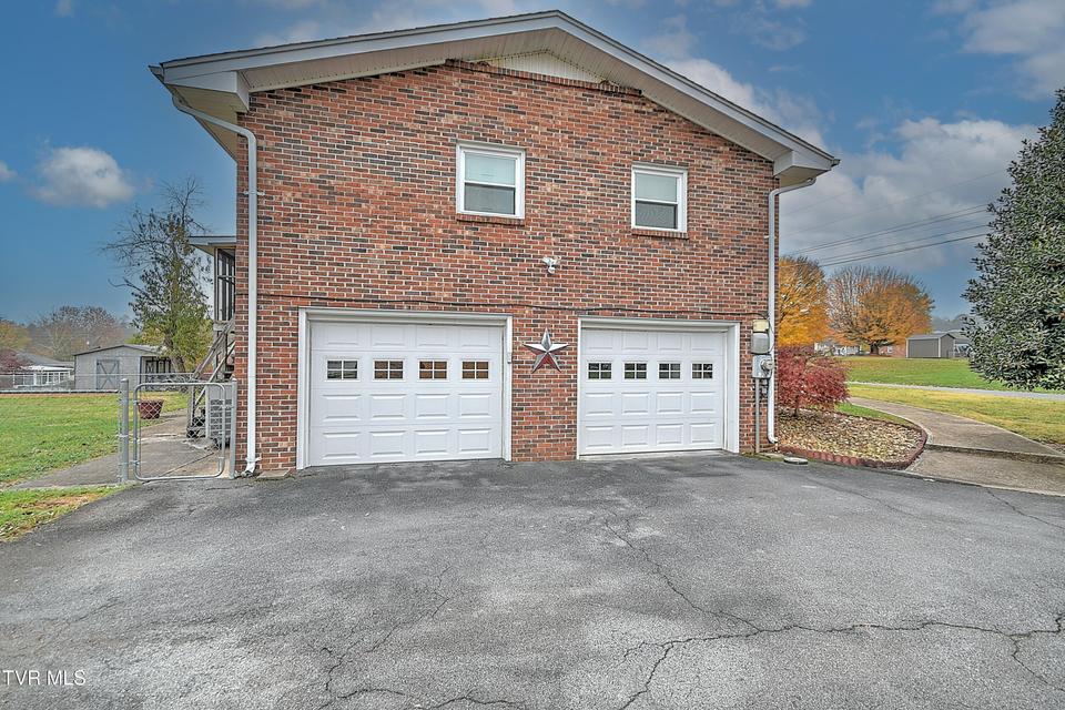 Photo #44: 218 Beaver Road