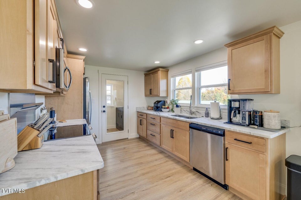 Photo #10: 132 Sanders Street